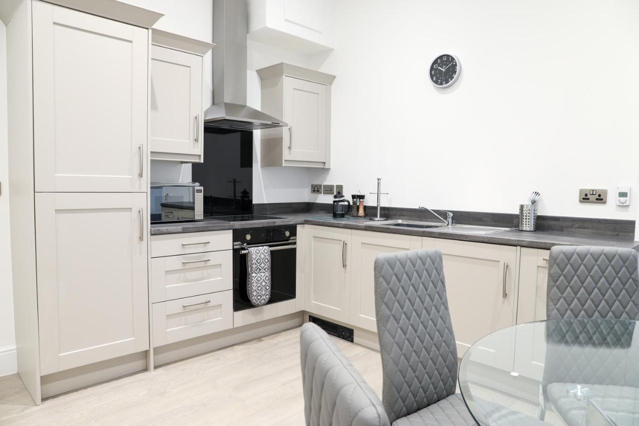 16 Queen Avenue Collection By Happy Days Apartment *