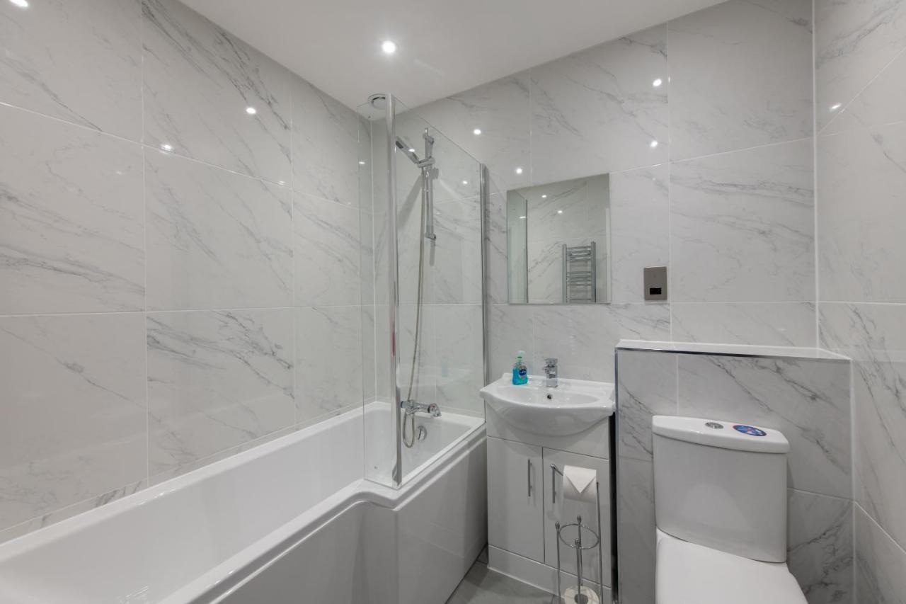 16 Queen Avenue Collection By Happy Days Apartment *